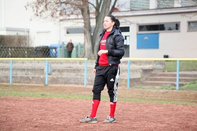 Deniz Özer (Nationalspielerin Türkei, 1. FFC Frankfurt) engagiert sich bei den Sportfreunden Bischofsheim als Trainerin der E-Jugend
