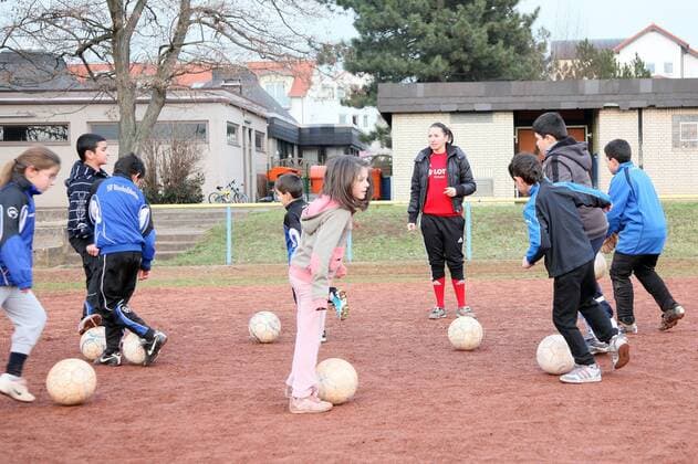Deniz Özer (Nationalspielerin Türkei, 1. FFC Frankfurt) engagiert sich bei den Sportfreunden Bischofsheim als Trainerin der E-Jugend