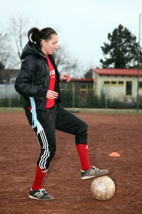 Deniz Özer (Nationalspielerin Türkei, 1. FFC Frankfurt) engagiert sich bei den Sportfreunden Bischofsheim als Trainerin der E-Jugend
