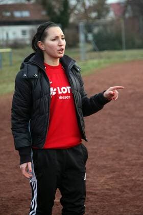 Deniz Özer (Nationalspielerin Türkei, 1. FFC Frankfurt) engagiert sich bei den Sportfreunden Bischofsheim als Trainerin der E-Jugend