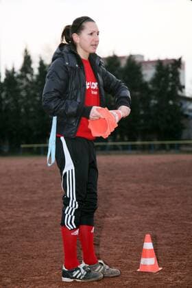Deniz Özer (Nationalspielerin Türkei, 1. FFC Frankfurt) engagiert sich bei den Sportfreunden Bischofsheim als Trainerin der E-Jugend