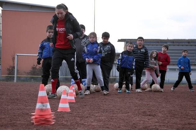 Deniz Özer (Nationalspielerin Türkei, 1. FFC Frankfurt) engagiert sich bei den Sportfreunden Bischofsheim als Trainerin der E-Jugend