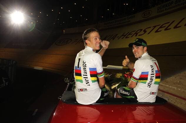 Leigh Howard, AUS, rechts, und Cameron Meyer, AUS, auf der Ehrenrunde nach ihrem Sieg, Ehrenrunde, Freude, Jubel, Lachen, Aktion, quer 101. Berliner Sechstagerennen, Radfahren, Radrennen, Radsport, sixdays, Finale, finale day, Berlin, 31.1.2012 Velodrom