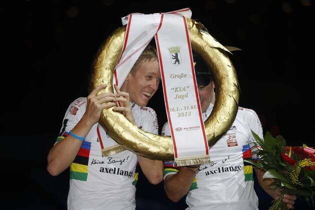Leigh Howard, AUS, rechts, und Cameron Meyer, AUS, bei der Siegerehrung, Siegerkranz, Freude, Jubel, Lachen, Aktion, quer 101. Berliner Sechstagerennen, Radfahren, Radrennen, Radsport, sixdays, Finale, finale day, Berlin, 31.1.2012 Velodrom