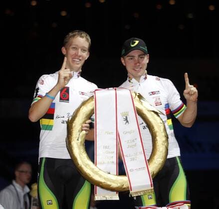 Leigh Howard, AUS, rechts, und Cameron Meyer, AUS, bei der Siegerehrung, Siegerkranz, Freude, Jubel, Lachen, Aktion, hoch 101. Berliner Sechstagerennen, Radfahren, Radrennen, Radsport, sixdays, Finale, finale day, Berlin, 31.1.2012 Velodrom