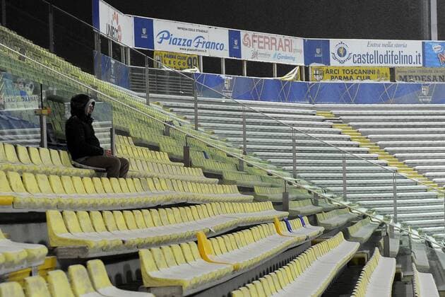 Ein Fan wartet vergeblich auf den Spielbeginn - Spielabsage in Parma aufgrund der Wetterbedingungen - Ennio Tardini Stadion, Heimspielstätte des FC Parma 