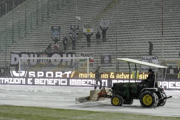 Ein Traktor hilft bei der Schneeräumung, auf der Tribüne harren wenige Fans aus - Spielabsage in Parma aufgrund der Wetterbedingungen - Ennio Tardini Stadion, Heimspielstätte des FC Parma 