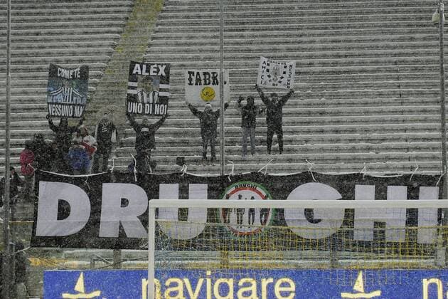 Einige Fans harren auf der Tribüne aus - Spielabsage in Parma aufgrund der Wetterbedingungen - Ennio Tardini Stadion, Heimspielstätte des FC Parma 