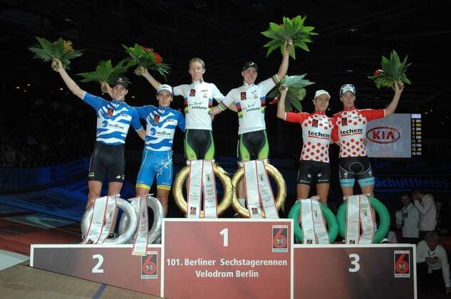 Podium und Endstand - v.l.n.r. - (3.) Franco MARVULLI und Silvan DILLIER ( beide Schweiz ) - (1.) Cameron MEYER und Leigh HOWARD ( beide Australien ) - (3.) Kenny DE KETELE und Iljo KEISSE ( beide Belgien ) - Event: 101. Berliner Sechstagerennen - Berlin Sixdays - 2012 - Location: Velodrom Berlin - Berlin - Deutschland - Europa - Datum: 26.-31.01.2012 - Contact