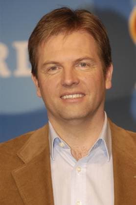 Gerd Gottlob (Sportmoderator) 04 06 pp Gerd Gottlob beim Fototermin der ARD FIFA Fußball WM in Deutschland am 05.04.2006 in Hamburg Mann Medien TV Fernsehen Moderation Moderator Reporter Sportreporter Sportmoderator Sportschau Sportsendung Sportschau Kommentator Sportkommentator Das Erste Weltmeisterschaft Worldcup Soccer deutsch blond kurzhaarig Hemd Cordsakko Sakko leger lächelnd Portrait hoch