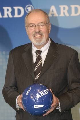 Heribert Faßbender (Sportmoderator) 04 06 pp Heribert Faßbender beim Fototermin der ARD FIFA Fußball WM in Deutschland am 05.04.2006 in Hamburg Mann Medien TV Fernsehen Moderation Moderator Sportschau Sportsendung Sportschau Kommentator Sportkommentator Das Erste Weltmeisterschaft Worldcup Soccer deutsch grauhaarig kurzhaarig Glatze Halbglatze Brille Bart Hemd Sakko Krawatte lächelnd Ball haltend Logo halb Hochformat stehend