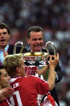 Trainer Ottmar Hitzfeld mit dem Pokal FC Bayern München ist Champions League Sieger 2001