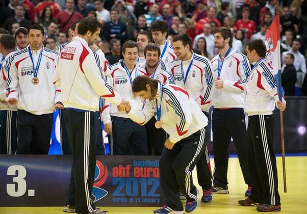 Handball Belgrad (SRB) 29.01.2012 Europameisterschaften der Herren Männer 2012 Siegerehrung Dänemark gewinnt und ist Europameister 2012 Ivana Balic (Kroatien, No.04) verneigt sich vor Igor Vori (Kroatien, No.09)
