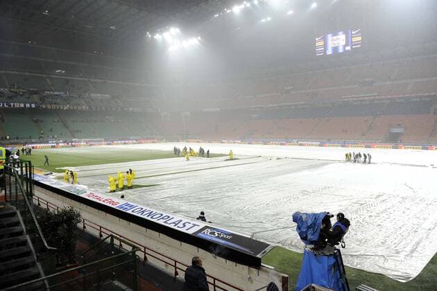 Serie A Inter Mailand: Abdeckplanen schützen das Spielfeld im San Siro Stadion vor dem Schnee 