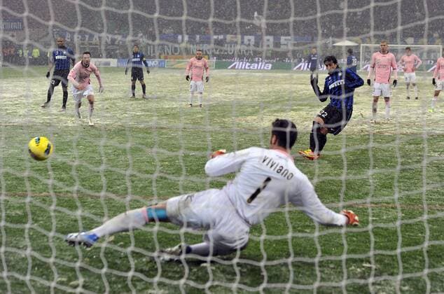 Serie A 2011 2012 Inter Mailand - US Palermo: Diego Milito erzielt gegen Torwart Emiliano Viviano das Tor zum 2-2 xHOCHxZWEIx xItalyxPhotoxPressx 