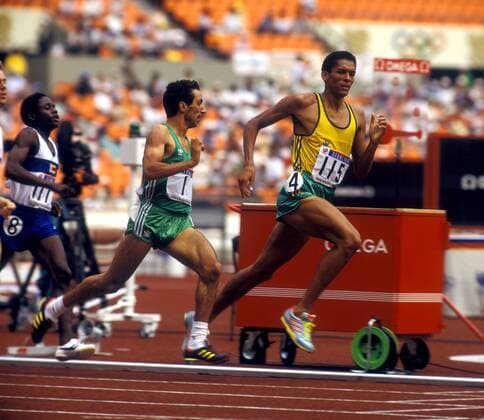 Olympische Spiele 1988, 800m, v.re.: Joaquim Cruz (Brasilien), Reda Abdenouz (Algerien) und Melford Homela (Zimbabwe)