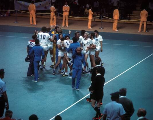 Olympische Spiele 1976, Handball, BR Deutschland vs Jugoslawien - Jubel BR Deutschland, u.a. mit Bundestrainer Vlado Stenzel (BR Deutschland, Mitte )
