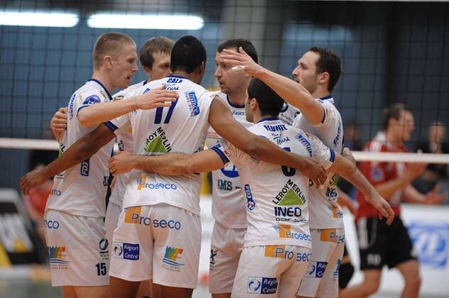 Freude bei Tours nach einem gewonnenen Punkt. Action,Aktion Volleyball, 1. Bundesliga, Männer, 2012 CEV Volleyball, Achtelfinale, 01.02.2012