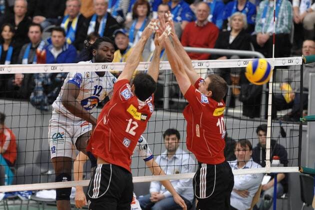 Hinten Horacio D ALMEIDA (Tours VB FRA),vorne Joao JOSE (VfB Friedrichshafen) und Juraj ZATKO (VfB Friedrichshafen) Action,Aktion Volleyball, 1. Bundesliga, Männer, 2012 CEV Volleyball, Achtelfinale, 01.02.2012