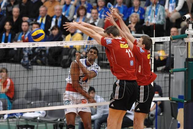 Hinten Horacio D ALMEIDA (Tours VB FRA),vorne Joao JOSE (VfB Friedrichshafen) und Juraj ZATKO (VfB Friedrichshafen) Action,Aktion Volleyball, 1. Bundesliga, Männer, 2012 CEV Volleyball, Achtelfinale, 01.02.2012