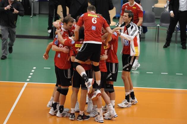 Jubel bei Nikola ROSIC (VfB Friedrichshafen) nach dem Sieg gegen Tours. Action,Aktion Volleyball, 1. Bundesliga, Männer, 2012 CEV Volleyball, Achtelfinale, 01.02.2012