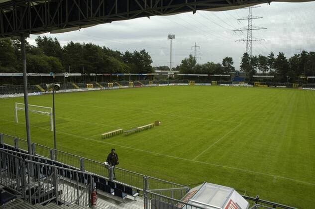 Fußball, Stadiongeschichte SC Paderborn Hermann-Löns-Stadion, Paderborn 07 07 thg Paderborner Hermann-Löns-Stadion am 04. Juli 2007 Deutschland deutsch Fußball Verein Fußballverein zweite 2. Zweitligaverein Liga Bundesliga Mannschaft Fußballer Fußballmannschaft Stadion Spielstätte Fußballstadion Arena Spielfeld Spielfläche Rasen Fußballrasen Tribüne Außenaufnahme draußen