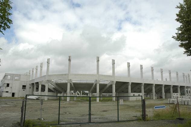 Fußball, Stadiongeschichte SC Paderborn Baustelle der Paragon-Arena in Paderborn 07 07 thg Baustelle der Paragon-Arena in Paderborn am 04. Juli 2007 Deutschland deutsch Stadt NRW OWL Fußball Verein Fußballverein zweite 2. Zweitligaverein Liga Bundesliga Mannschaft Fußballer Fußballmannschaft Stadion Spielstätte Fußballstadion Arena Rasen Fußballrasen Tribüne Rohbau Bauruine Finke Wohnwelt Zaun eingezäunt Gelände Areal quer Außenaufnahme draußen
