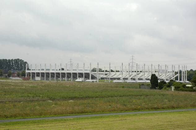 Fußball, Stadiongeschichte SC Paderborn Baustelle der Paragon-Arena in Paderborn 07 07 thg Baustelle der Paragon-Arena in Paderborn am 04. Juli 2007 Deutschland deutsch Stadt NRW OWL Fußball Verein Fußballverein zweite 2. Zweitligaverein Liga Bundesliga Mannschaft Fußballer Fußballmannschaft Stadion Spielstätte Fußballstadion Arena Rasen Fußballrasen Tribüne Rohbau Bauruine Finke Wohnwelt Zaun eingezäunt Gelände Areal quer Außenaufnahme draußen