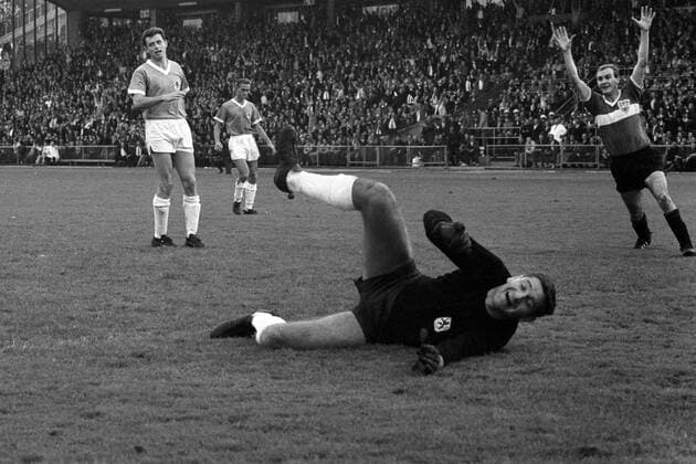 Torwart Petar Radi Radenkovic und Manfred Wagner (li., beide TSV 1860 München) geschlagen, Rolf Geiger (re., VfB Stuttgart) jubelt über das Tor