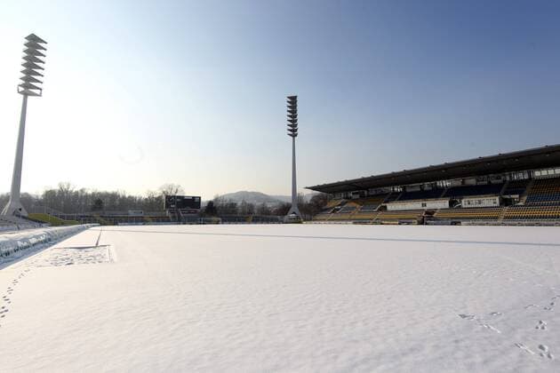 02.02.12, Jena, Ernst-Abbe-Sportfeld, GER, 3.Liga - Das kommenden Heimspiel des FC Carl Zeiss Jena wird höchstwahrscheinlich abgesagt, die Platzkommission legte es nach Platzbegehung dem Verein heute morgen nahe, der Rasen ist verschneit und der Boden gefroren