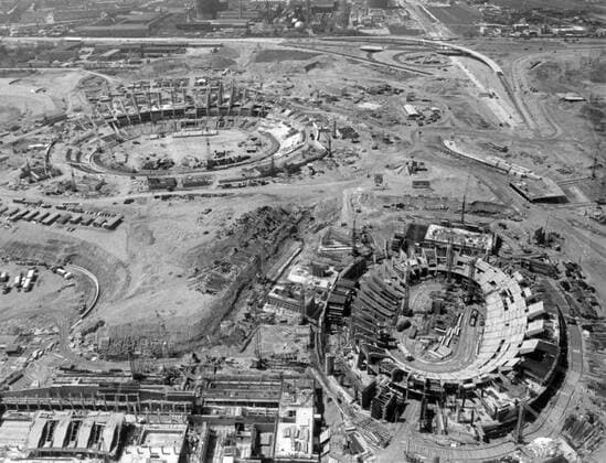 Luftaufnahme vom Oberwiesenfeld in München, auf dem das Olympiastadion (hi.) und das Radstadion für die Spiele 1972 erbaut werden