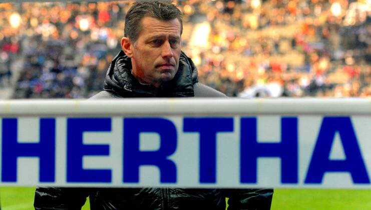 4. Februar 2012: Berlin, Olympiastadion: Fussball 1. Bundesliga, 20. Spieltag: Hertha BSC - Hannover 96: Berlins Trainer Michael Skibbe nachdenklich.