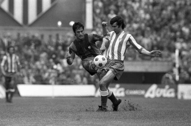 Eusebio (re., Atletico) im Duell Atletico Madrid - FC Barcelona