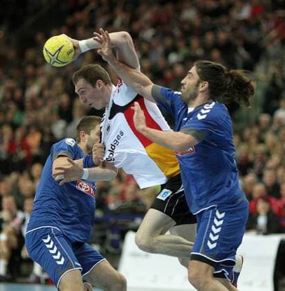 Leipzig, 04.02.2012, Arena, All Star Game 2011, Handball, Herren , Bundesliga All Star Team vs. DHB Auswahl 36:32 (18:18) , Im Bild: Holger Glandorf (mi.,DHB) gegen Drago Vukovic (li.) und Bertrand Gille (re., beide Allstar Team). , PP120204AllStar