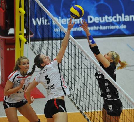 v.l.: Anna Hoja (4) und Katharina Molitor (beide Leverkusen), gegen Mareen Apitz (Dresden), Dresdner SC gegen Bayer Leverkusen, Volleyball, 1. Bundesliga Frauen, Margon-Arena Dresden Bodenbacher Straße, DSC, Saison 2011 2012, 04.02.2012,