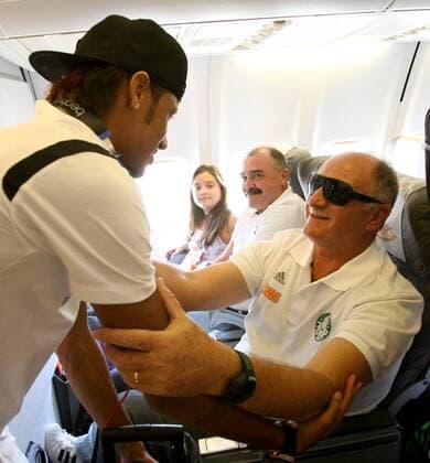 O tecnico Luiz Felipe Scolari (Felipao) da SE Palmeiras e cumprimentado pelo jogador Neymar do Santos FC durante viagem a Presidente Prudente para partida valida pela quinta rodada do Campeonato Paulista. Sao Paulo SP, Brasil - 04 02 2012. x(5)xCesarxGrecox xFotoarenax 