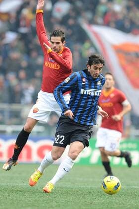 Diego Milito (Inter) Fernando Gago (Roma) - 05 02 2012 Serie A 2011 2012 - AS Roma vs. Inter Mailand - AntoniettaxBaldassarre