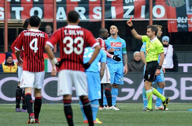 Schiedsrichter Nicola RIZZOLI zeigt Zlatan IBRAHIMOVIC die rote Karte - Milano 5 02 2012 - Serie A 2011 2012 - AC Milan vs. SSC Napoli allexsabba