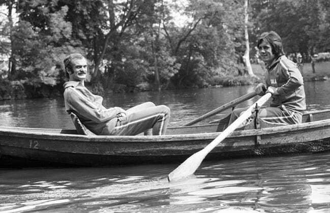 Sandro Mazzola (li.) und Roberto Boninsegna (beide Italien) fahren Boot