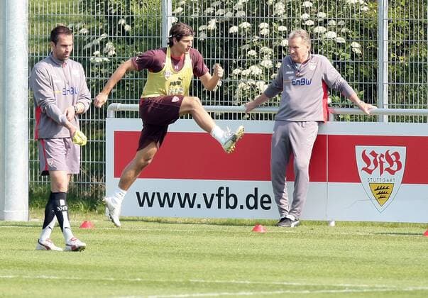 Fussball Herren 1. Bundesliga VfB Stuttgart Training vom 22.04.2009 : vl. Trainer Markus Babbel, Mario Gomez, Teambetreuer Jochen Rücker {
