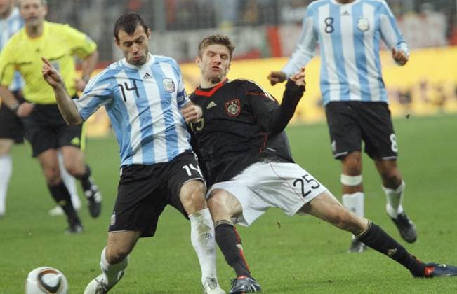Fussball Länderspiel Deutschland - Argentinien von links: Javier Mascherano ( Arg ) Thomas Müller ( Deut )