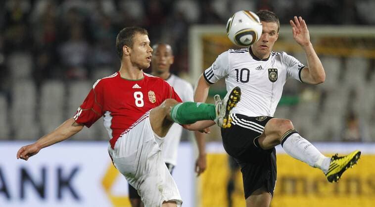 Fussball Nationalmannschaft Ungarn - Deutschland von links: Krisztian Vadocz ( Ungarn ) Lukas Podolski ( Deutschland )