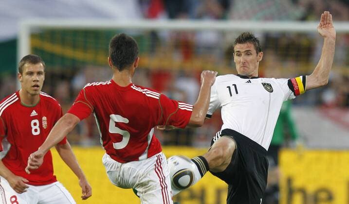 Fussball Nationalmannschaft Ungarn - Deutschland von links: Gabor Horvath ( UNgarn ) Miroslav Klose ( Deutschland )