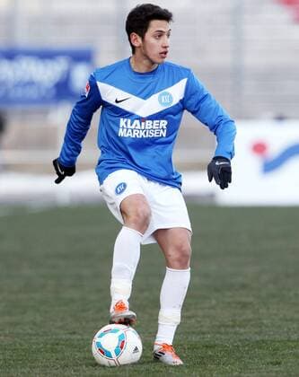 Karlsruhe, 05.02.2012, Wildparkstadion, Fussball, 2.Bundesliga, 20. Spieltag , Karlsruher SC vs. FC Erzgebirge Aue 2:1 (1:1) , Im Bild; Hakan Calhanoglu, Karlsruher SC ,