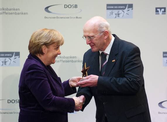 Preisverleihung Großer Stern des Sports in Gold 2011 am 07.02.2012 in Berlin Angela Merkel (Bundeskanzlerin) Platz 1 und Großer Stern des Sports in Gold an Märkische Turngemeinde Horst e.V. aus Essen-Horst, unterstützt von GENO Bank Essen
