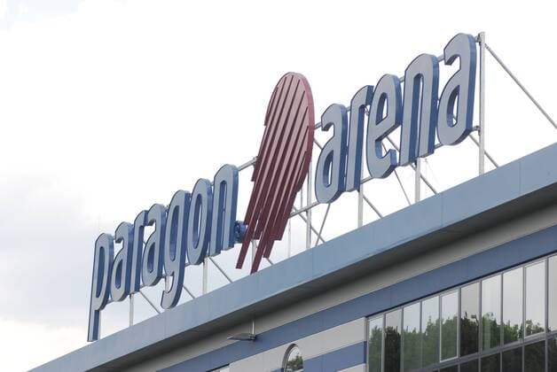 Fußball, Stadiongeschichte SC Paderborn Feature Symbol: Paragon-Arena in Paderborn 06 09 thg Paragon-Arena in Paderborn am 29. Juni 2009 Deutschland deutsch Stadt NRW OWL Fußball Verein Fußballverein zweite 2. Zweitligaverein Liga Bundesliga Fußballer Fußballmannschaft Stadion Spielstätte Fußballstadion Finke Wohnwelt Stadion Fußballstadion quer draußen Front Logo