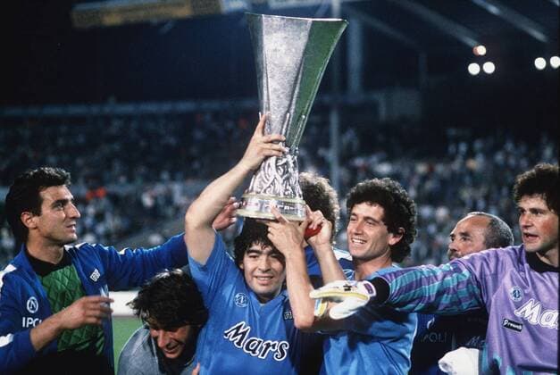 Diego Maradona gewinnt mit dem SSC Neapel den UEFA Cup
