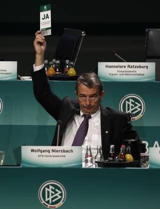 Generalsekretär Wolfgang Niersbach beim DFB Bundestag in Essen am 22.10.2010 Generalsekretär Wolfgang Niersbach beim DFB Bundestag in Essen