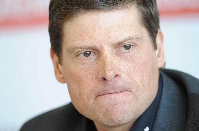 08.02.2012, PRESSEKONFERENZ ALPECIN CYCLING DAY 2012 der Dr. Wolff-Gruppe (Alpecin), DR-WOLFF-INSTITUT, BIELEFELD, MIT JAN ULLRICH Teilnehmer: Eduard R. Dörrenberg (Geschäftsführender Gesellschafter der Unternehmensgruppe Dr. Wolff) und Jan Ullrich (ehemaliger Rad-Profi-Sportler, Radrennfahrer, Gesamtsieger Tour de France 1997) Jan Ullrich (ehemaliger Profi-Radsportler Radrennfahrer), Einzelbild, Mimik, Gestik, Quer, Portrait
