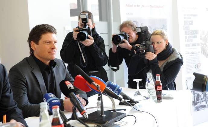 08.02.2012, PRESSEKONFERENZ ALPECIN CYCLING DAY 2012 der Dr. Wolff-Gruppe (Alpecin), DR-WOLFF-INSTITUT, BIELEFELD, MIT JAN ULLRICH Teilnehmer: Eduard R. Dörrenberg (Geschäftsführender Gesellschafter der Unternehmensgruppe Dr. Wolff) und Jan Ullrich (ehemaliger Rad-Profi-Sportler, Radrennfahrer, Gesamtsieger Tour de France 1997) Jan Ullrich (ehemaliger Profi-Radsportler Radrennfahrer), Einzelbild, Mimik, Gestik, Quer, im Visier der Fotografen